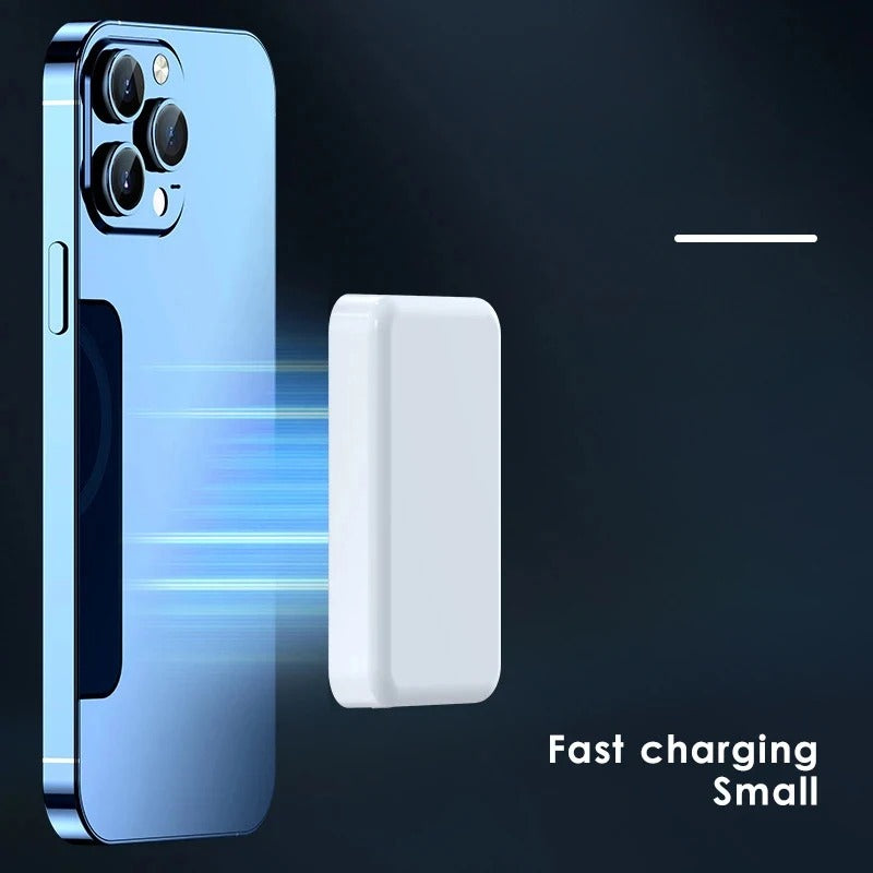 Magnetische Wireless Powerbank am Smartphone befestigt