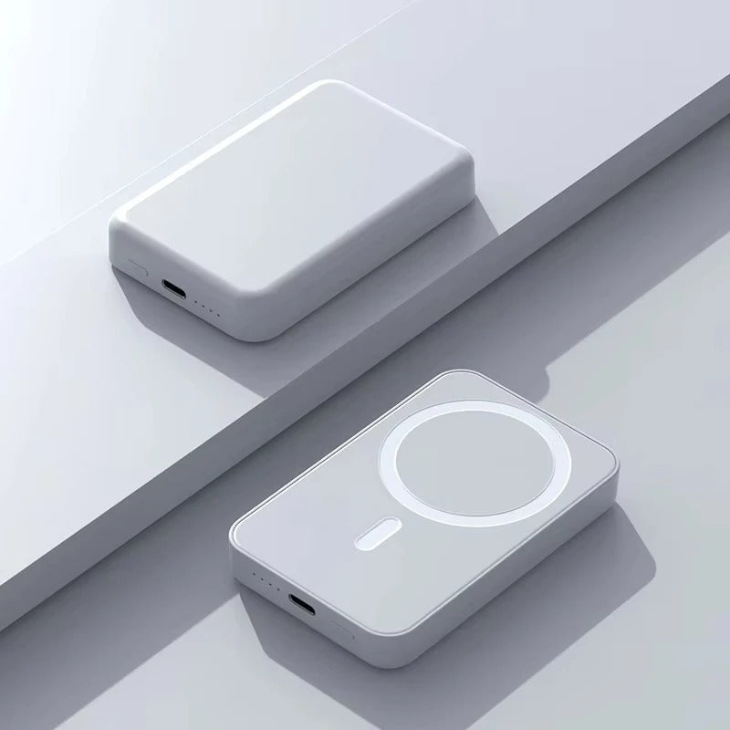 Magnetische Wireless Powerbank am Smartphone befestigt