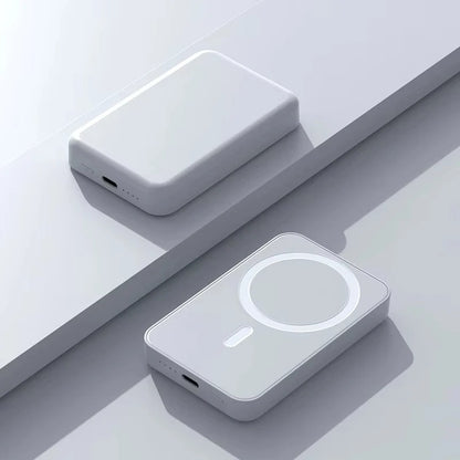 Magnetische Wireless Powerbank am Smartphone befestigt