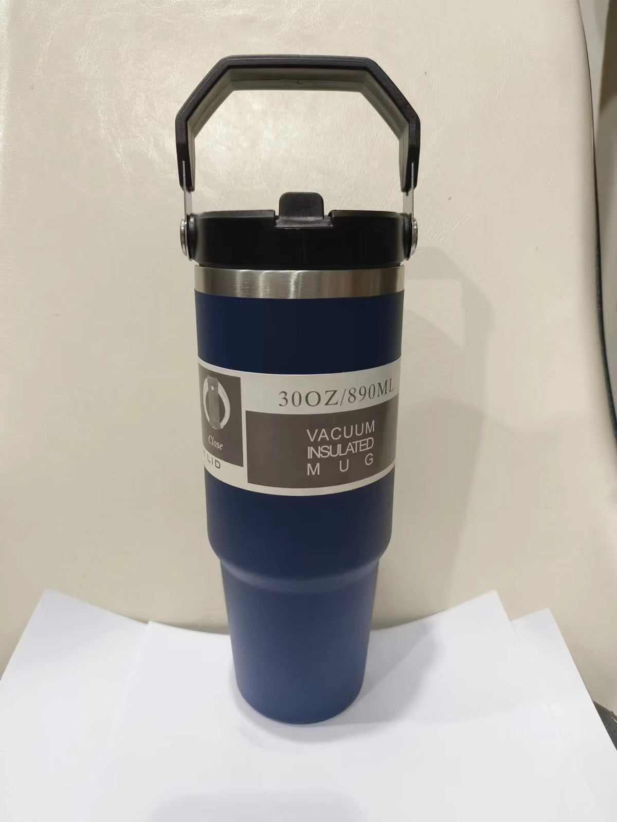 Edelstahl Trinkflasche Auto im pinken Design, isolierter Becher mit Griff und Deckel, ideal für unterwegs.