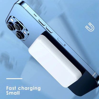 Magnetische Wireless Powerbank am Smartphone befestigt